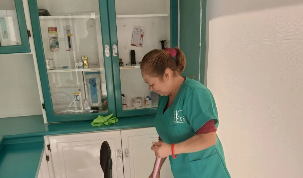 Colaboradora de BioClean limpiando un consultorio médico